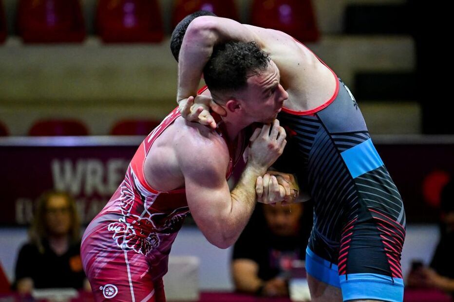 Dois lutadores competem num combate de luta