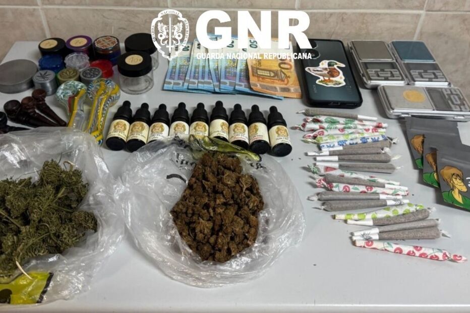 A GNR apreende produto estupefaciente, dinheiro e balanças