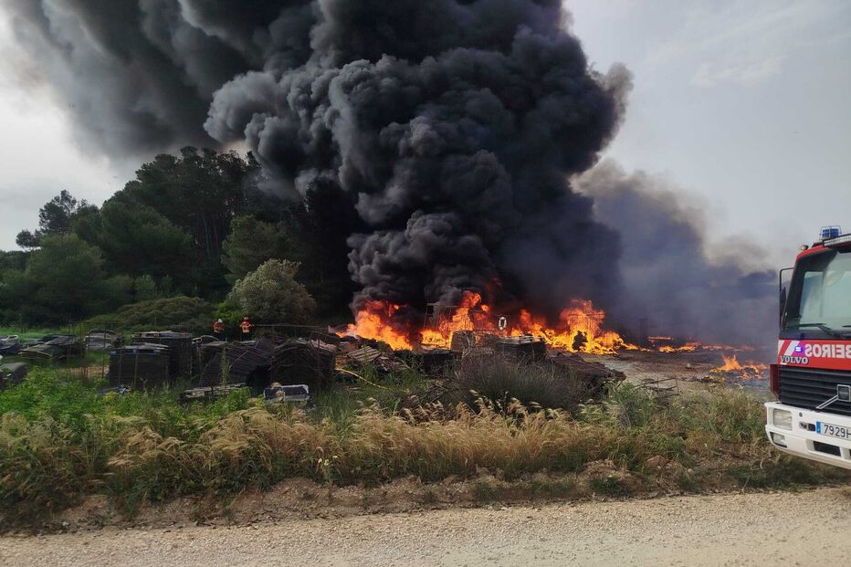 Incêndio em Lagos: Bombeiros feridos combatem fogo em viveiro de ostras.

