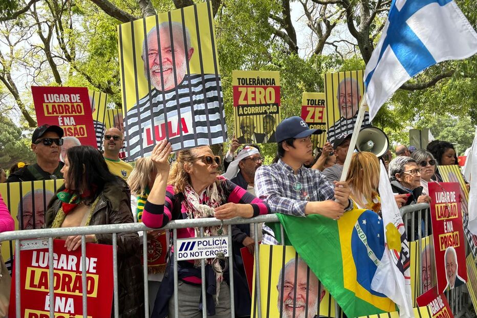 Manifestação contra Lula da Silva junto ao Palácio de Belém