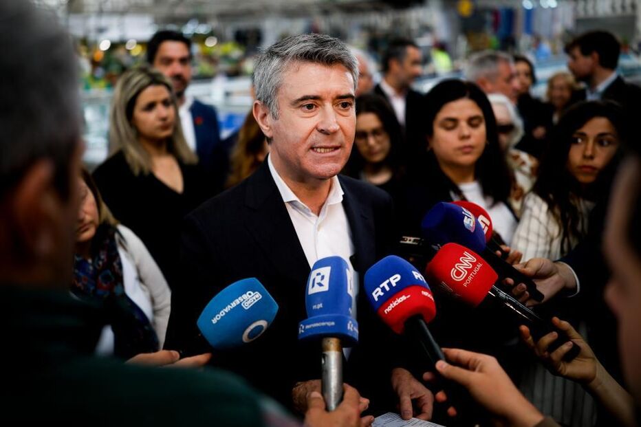 José Luís Carneiro visitou esta terça-feira o Mercado de Alvalade Norte, em Lisboa