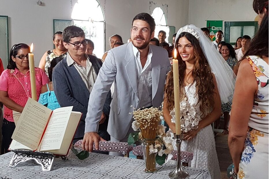 Casamento com convidados e noivos junto ao altar