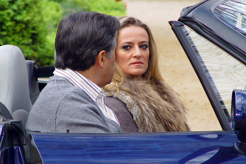 Um homem e uma mulher num carro descapotável