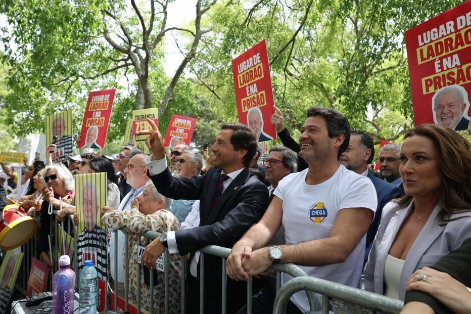André Ventura participa em protesto com cartazes contra Lula da Silva