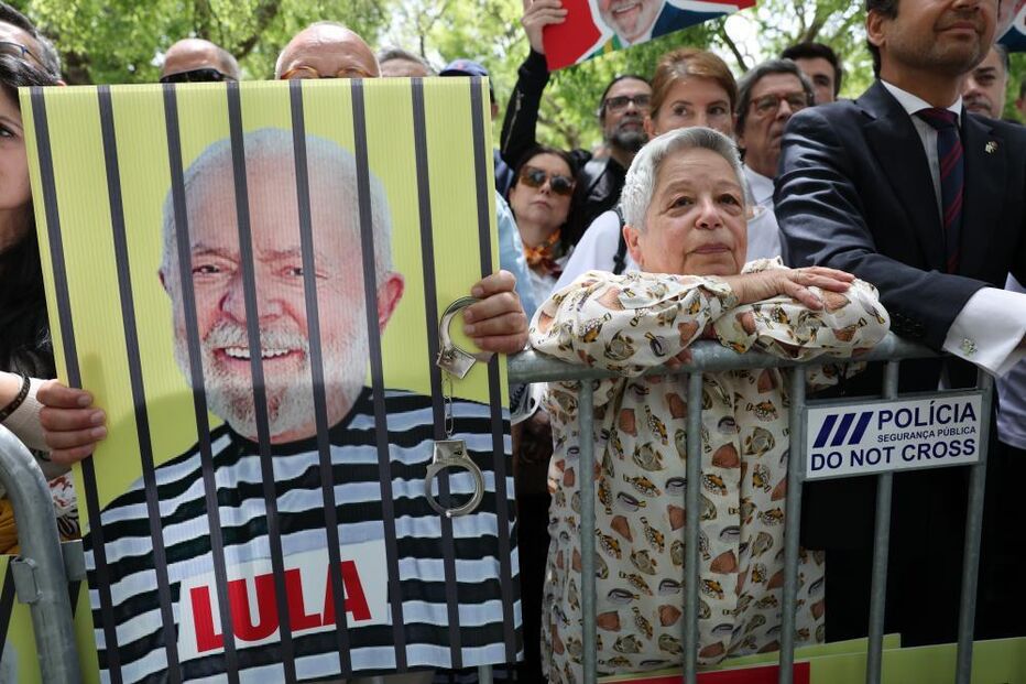 Protesto com imagem de Lula vestido de prisioneiro e algemas