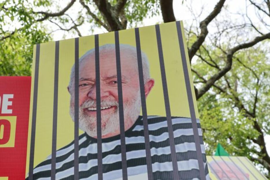 Manifestação com cartazes de Lula da Silva, com algemas