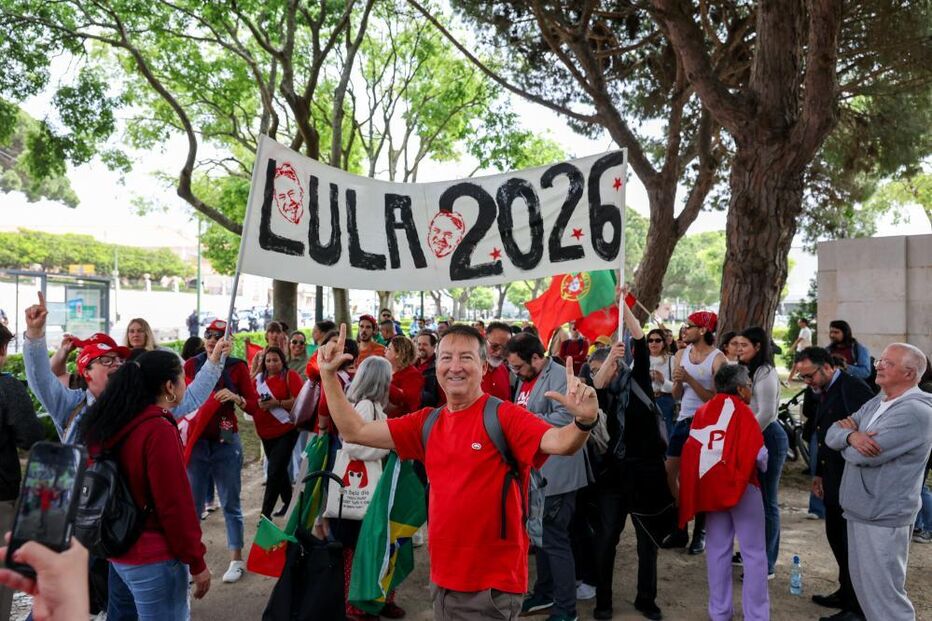 Apoiantes de Lula da Silva manifestam-se com cartaz 