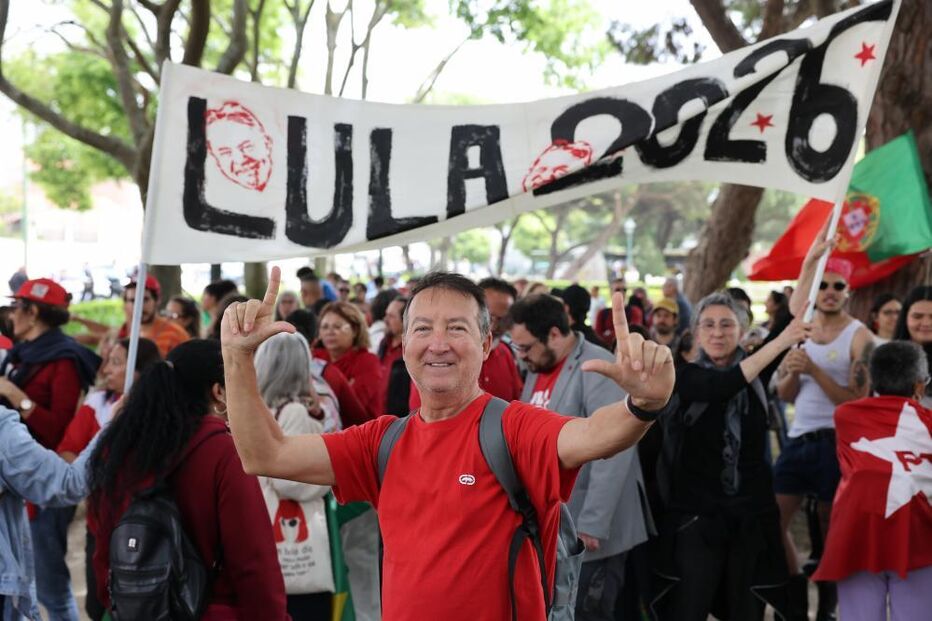 Manifestação pró Lula 2026 com apoiantes e bandeiras de Portugal