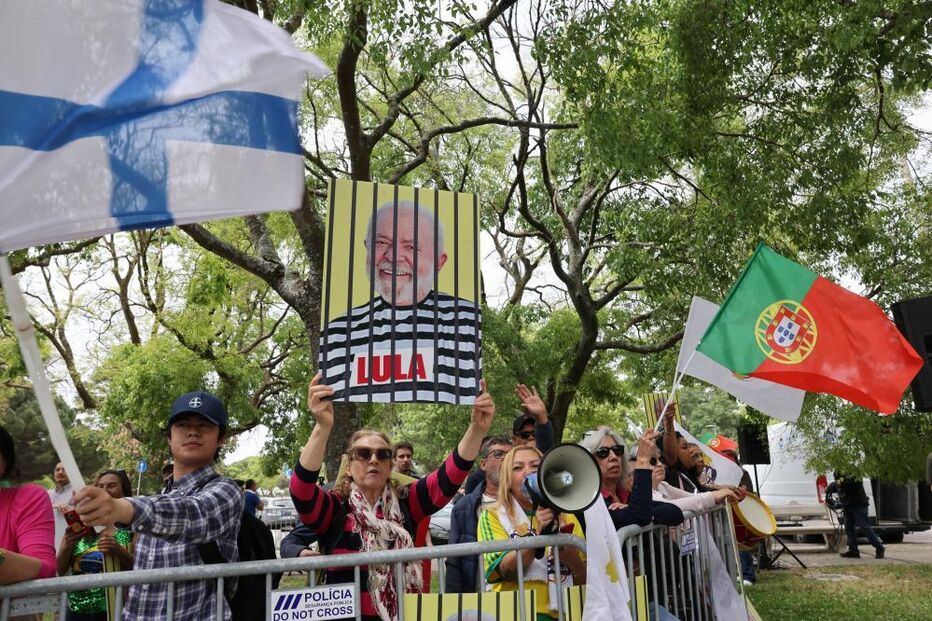 Manifestantes protestam com cartazes de Lula e bandeiras de Portugal