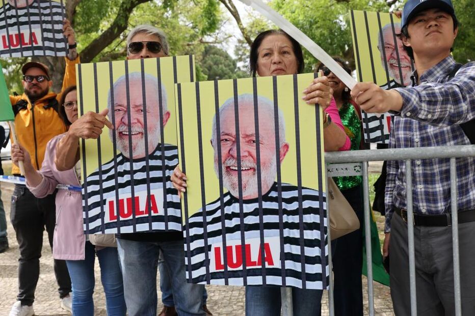 Protesto com cartazes de Lula da Silva vestido de prisioneiro