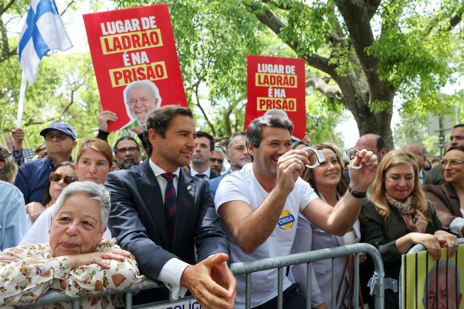 Manifestação com cartazes onde se lê 