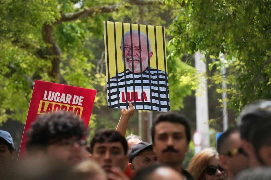 Protesto com cartazes contra Lula: 