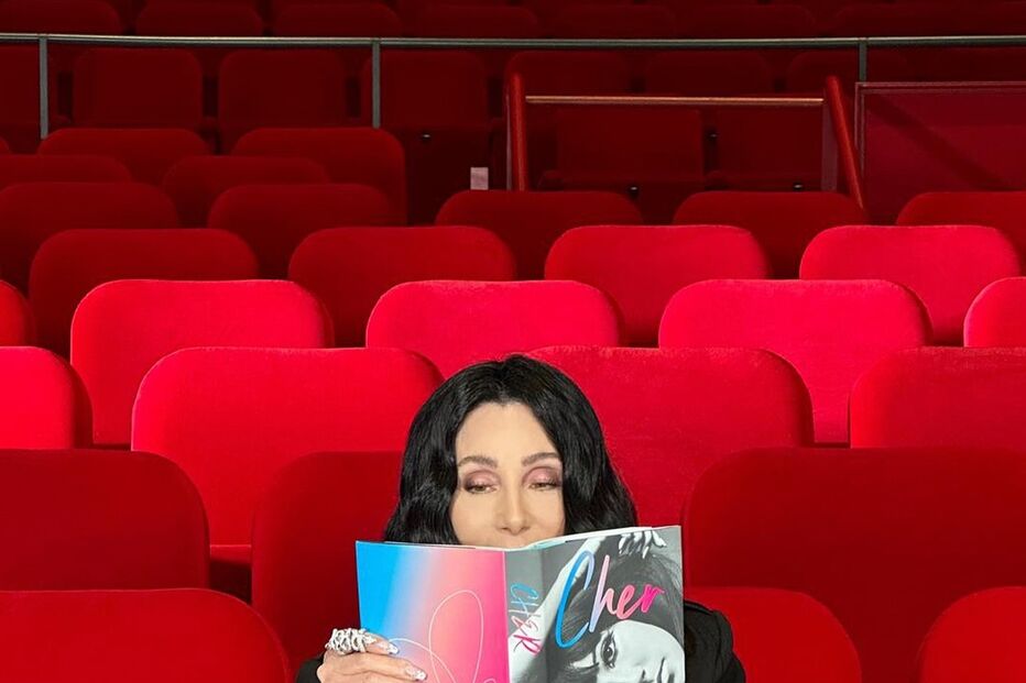 Cher divulga o seu livro de memórias, 