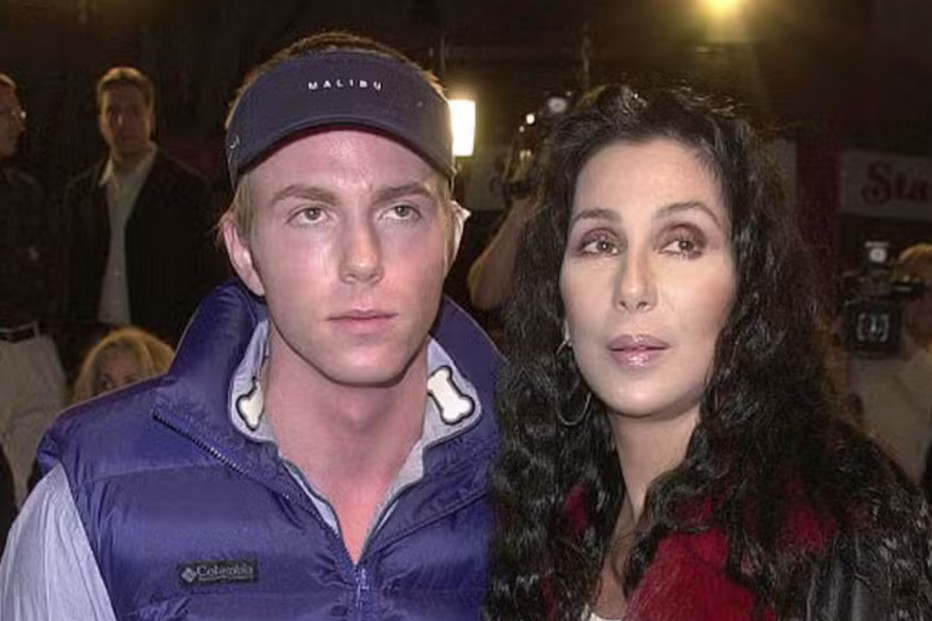 Cher e Elijah Blue Allman posam juntos num evento