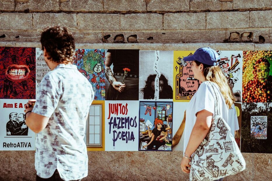 Pessoas apreciam cartazes com frases como 