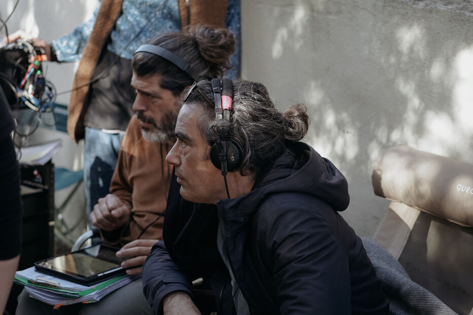 Equipa de filmagem nos bastidores de uma produção audiovisual