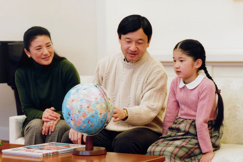 Família Imperial do Japão reunida com um globo terrestre