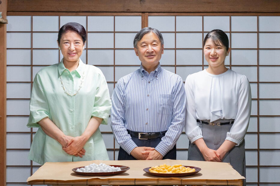 Família Imperial japonesa posa com doces tradicionais