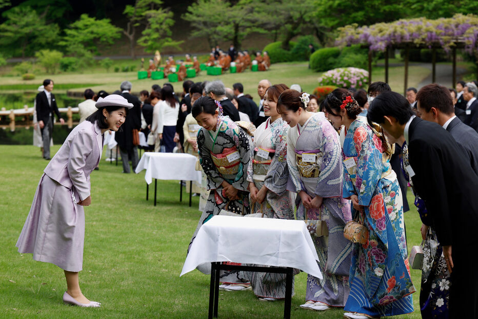 Cerimónia tradicional japonesa com pessoas curvadas em sinal de respeito