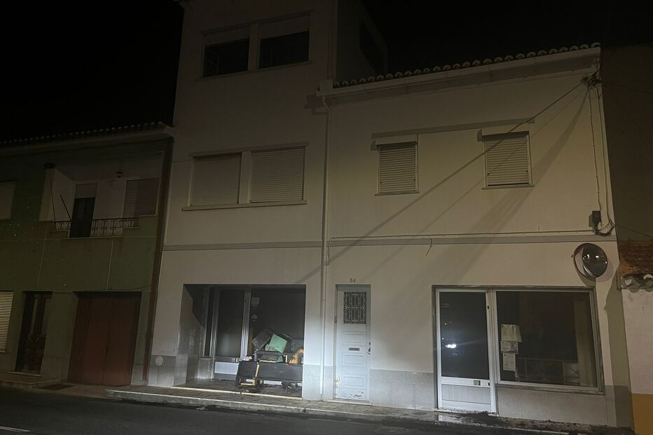 Incêndio em loja de móveis faz dois desalojados em Abrantes