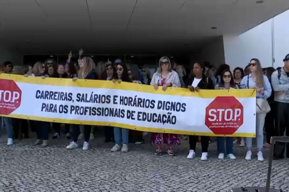 Dezenas de professores em protesto contra existência de amianto nas escolas do Seixal