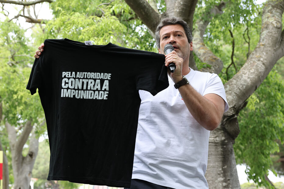 André Ventura protesta contra a impunidade com uma t-shirt alusiva