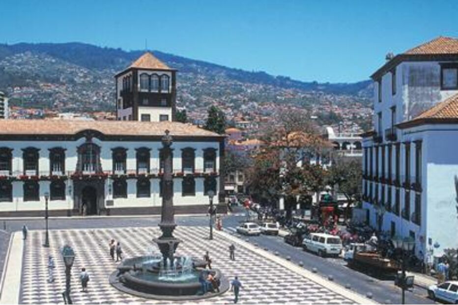 Praça do município no Funchal, Madeira, com edifícios históricos e calçada geométrica