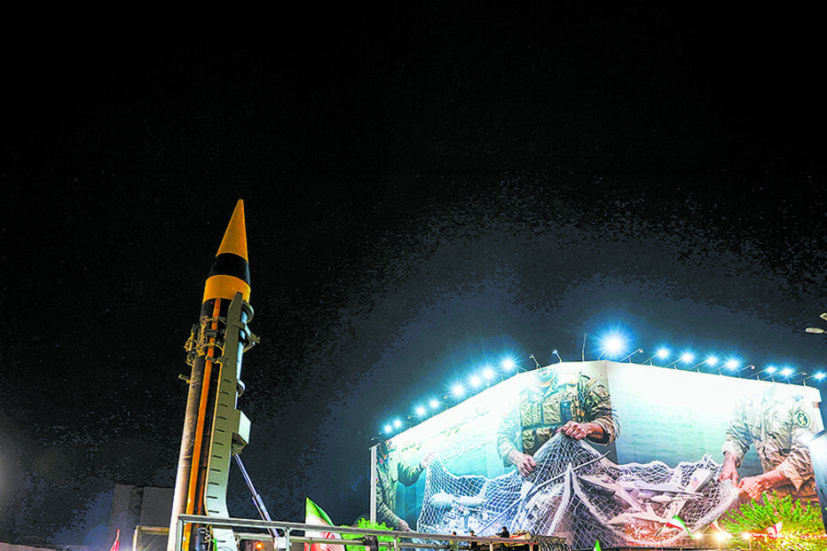 Multidão aplaudiu e rezou junto a míssil balístico em Teerão