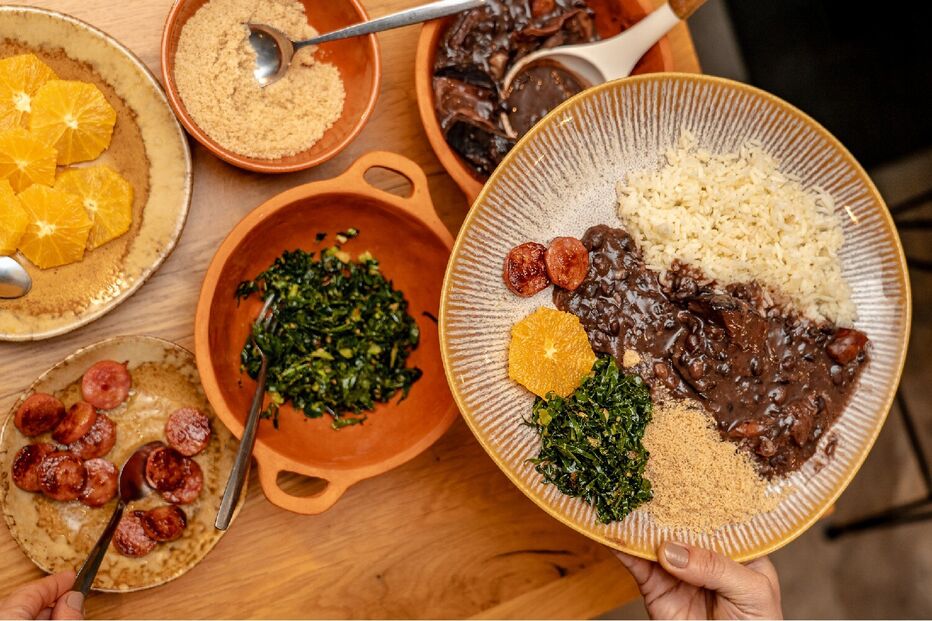 Prato de feijoada, arroz, couve, farofa, laranja e linguiça