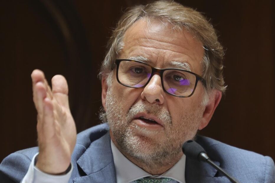 Político discursa com um microfone em frente