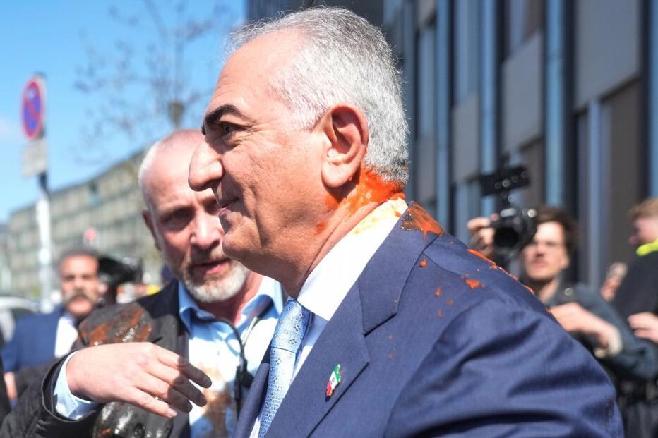 Príncipe Reza Pahlevi atacado em Berlim