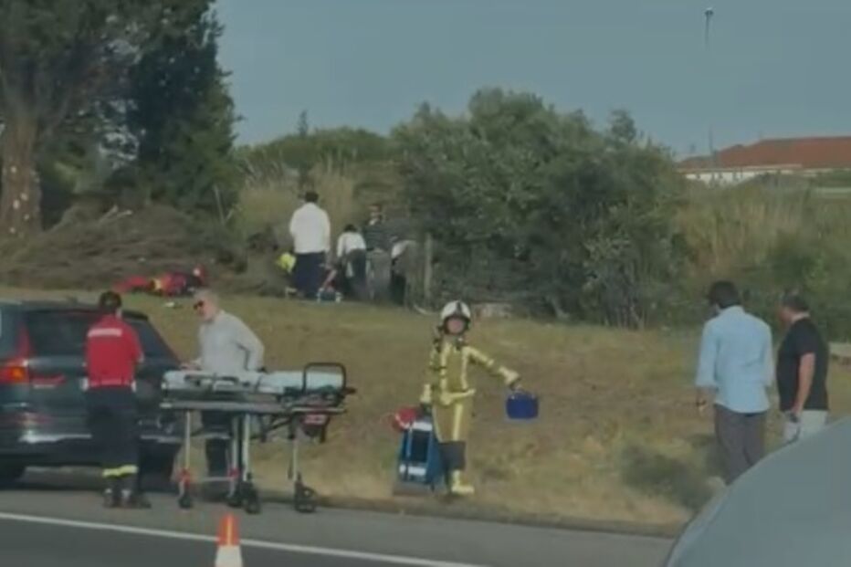 Homem gravemente ferido em colisão entre mota e carro na A5 próximo do Oeiras Parque