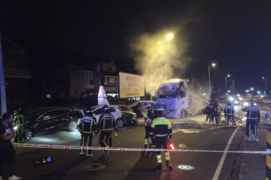 Camião despista-se, abalroa cinco carros e incendeia-se em Barcelos