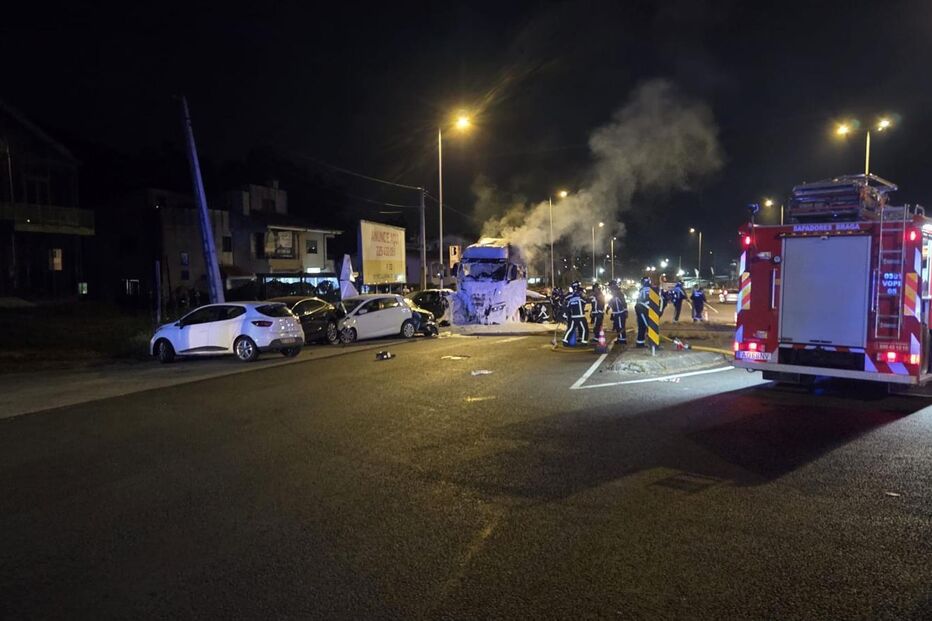 Camião despista-se, abalroa cinco carros e incendeia-se em Barcelos