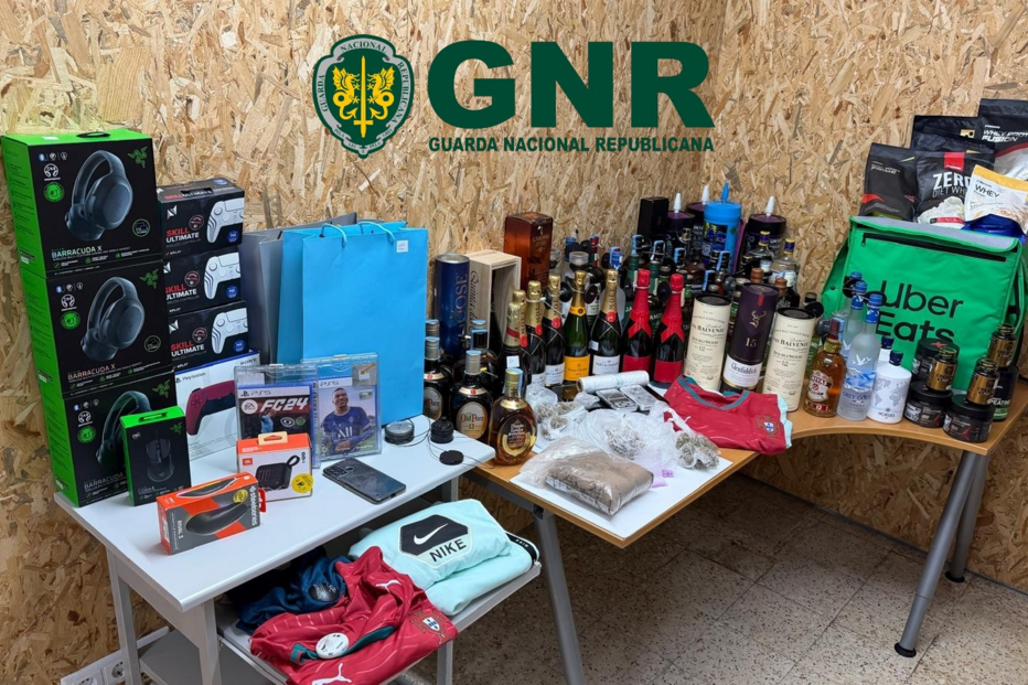 A GNR apreendeu bens como bebidas alcoólicas, artigos desportivos e eletrónicos