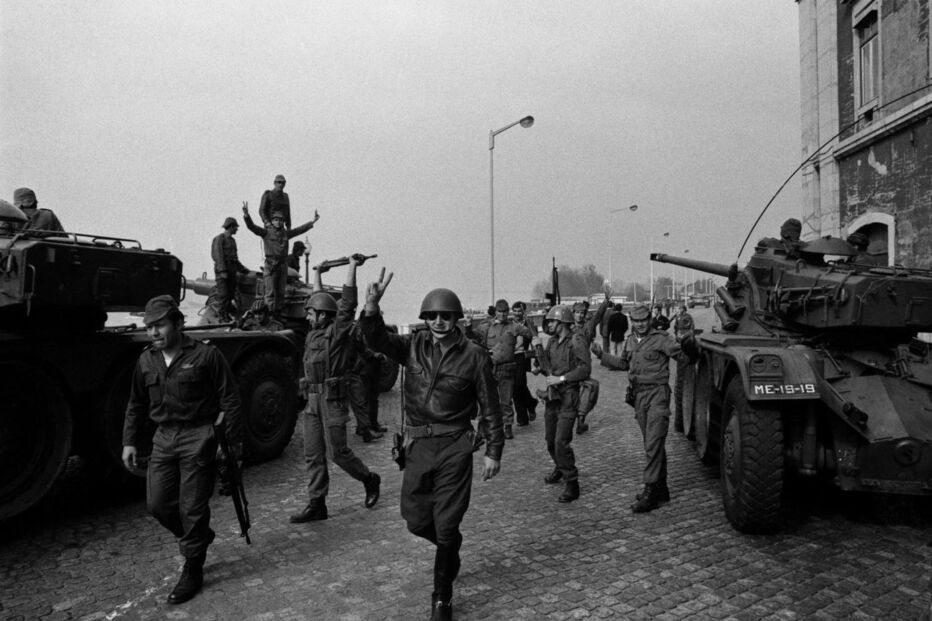 Militares celebram o 25 de Abril em Portugal, com tanques nas ruas de Lisboa