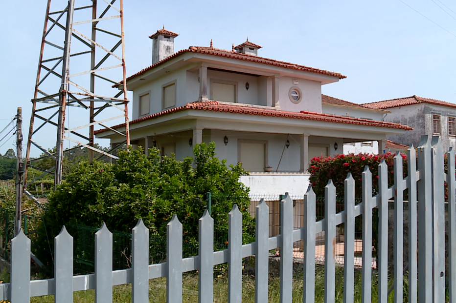 Casa moderna com telhado em cerâmica, varanda com colunas e vedação