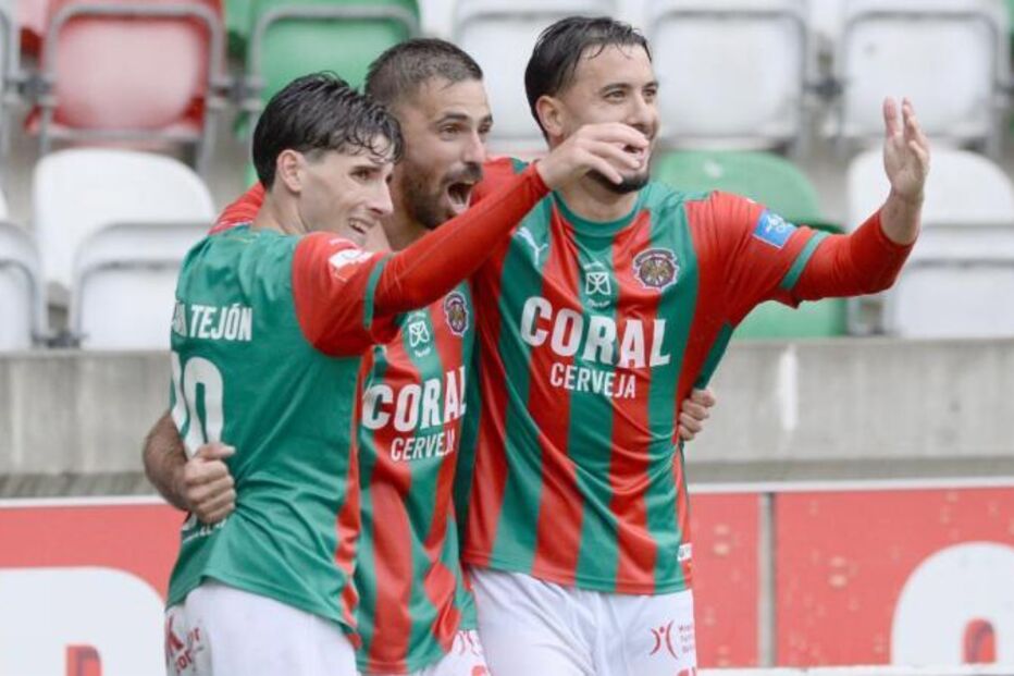 Jogadores do Marítimo celebram possível subida após jogo com o Benfica B