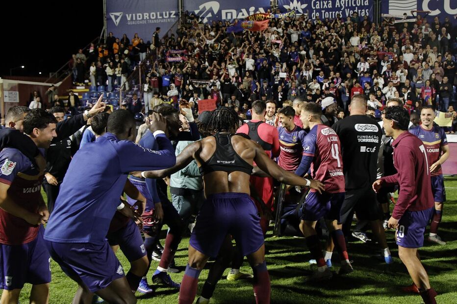 Jogadores do Torreense festejam acesso à final da Taça de Portugal no Jamor com adeptos