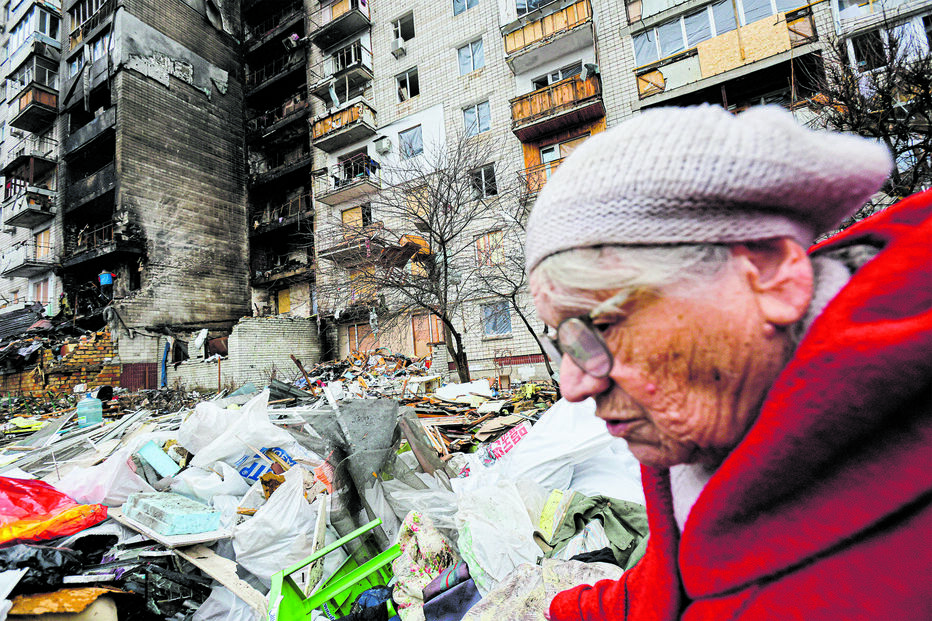 ‘Baba’ Valentina entre os escombros provocados pelos ataques russos