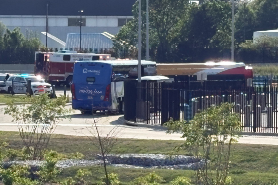 Colisão entre dois autocarros junto ao Pentágono faz 23 feridos, incluindo 10 funcionários do Departamento de Guerra