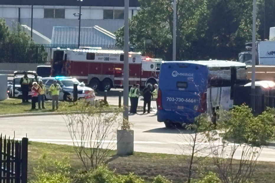 Colisão entre dois autocarros junto ao Pentágono faz 23 feridos, incluindo 10 funcionários do Departamento de Guerra