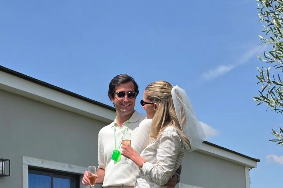 Júlia Palha celebra despedida de solteira com o futuro marido e amigos