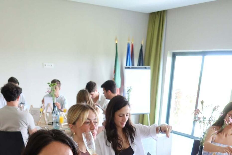 Júlia Palha celebra despedida de solteira com amigos e futuro marido