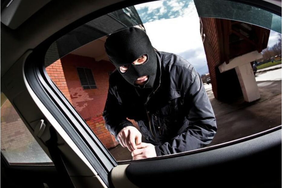 Homem mascarado tenta roubar carro em Lisboa; suspeito apanhado pela PSP