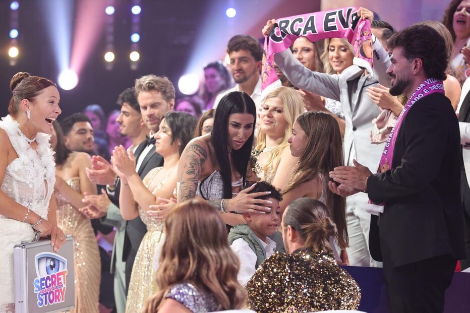 Eva vence Secret Story; Liliana e Tiago celebram