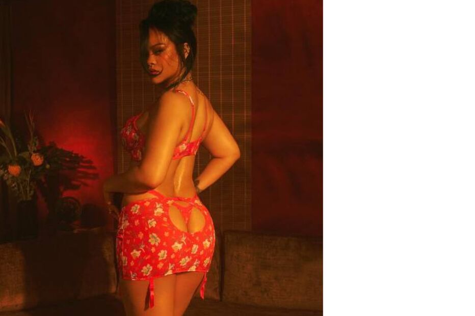 Rihanna exibe confiança e sensualidade em lingerie floral vermelha