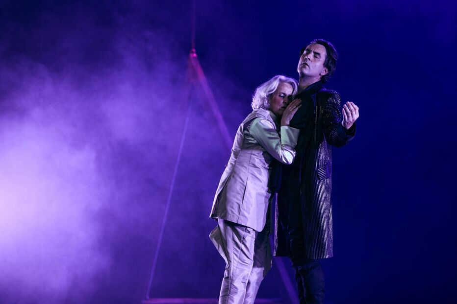 Elmano Sancho encena 