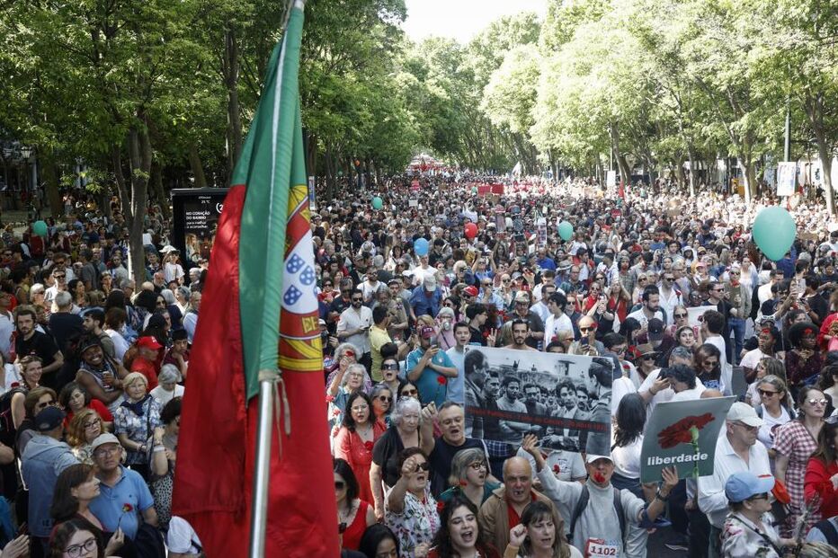 Milhares de pessoas descem a Avenida da Liberdade no 25 de Abril 2026