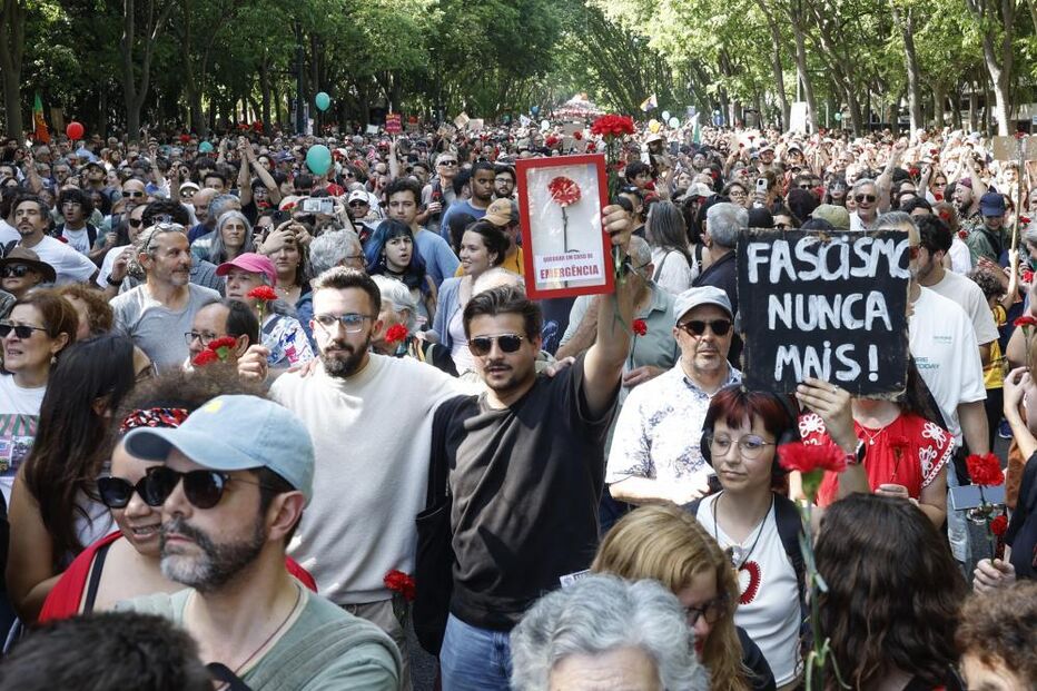 Milhares de pessoas descem a Avenida da Liberdade no 25 de Abril 2026